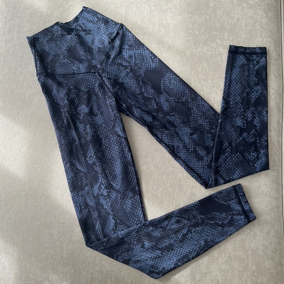 AERIE OFFLINE Real Me 7/8 Crossover Leggings In Blue Snake Print - Picture 1 of 4